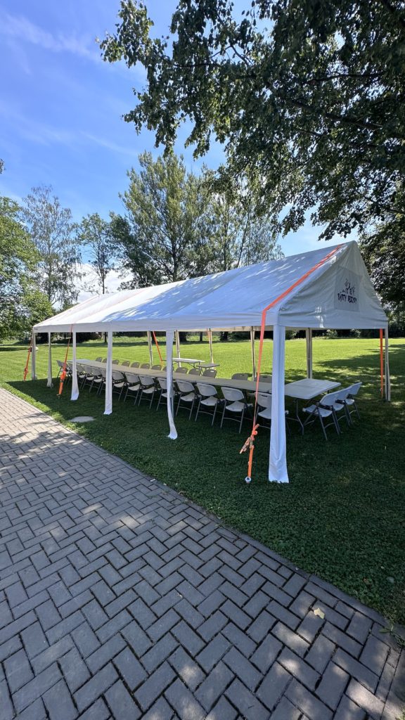 Půjčovna PÁRTY BESKYDY - bílý párty stan 5x10m + cateringové stoly a židle (2)
