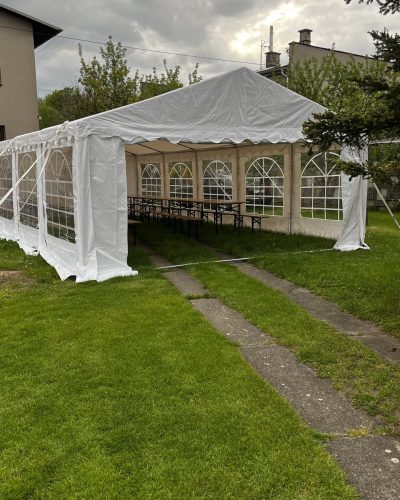 Pivní sety půjčovna a pronájem Pivní sety v párty stanu - rozložení do U PÁRTY BESKYDY